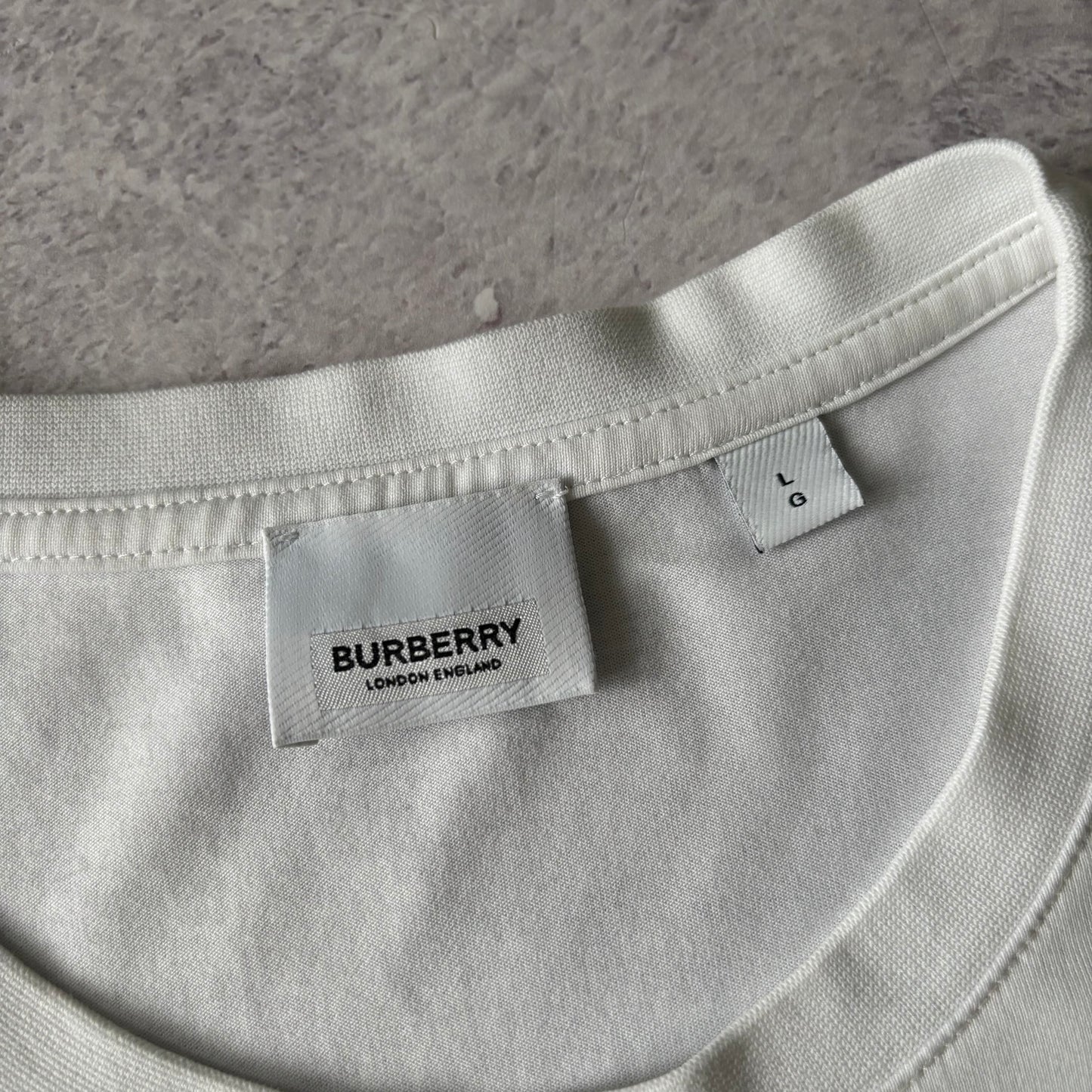 Burberry T-Shirt - Large