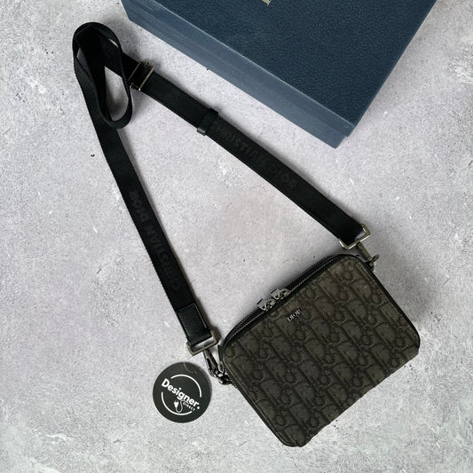 Dior Oblique Jacquard Pouch
Bag