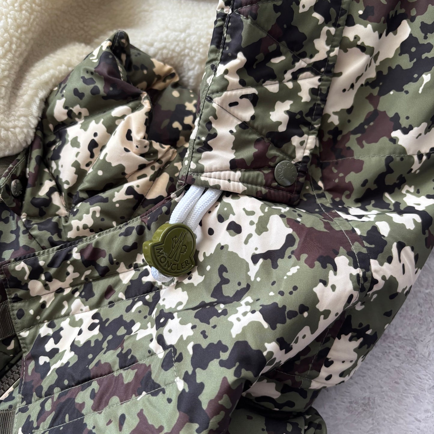 Moncler Blanc Puffer Jacket - Size 2